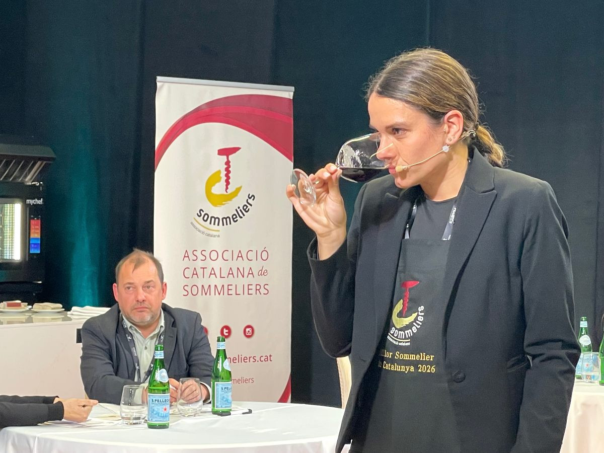 Paula Cuenda Lucena durant una de les proves pràctiques del Concurs Millor Sommelier de Catalunya 2026.