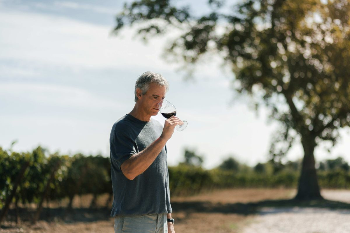 Delfí Sanahuja, enòleg en cap de Perelada, tastant a la vinya un dels vins emblemàtics del celler.