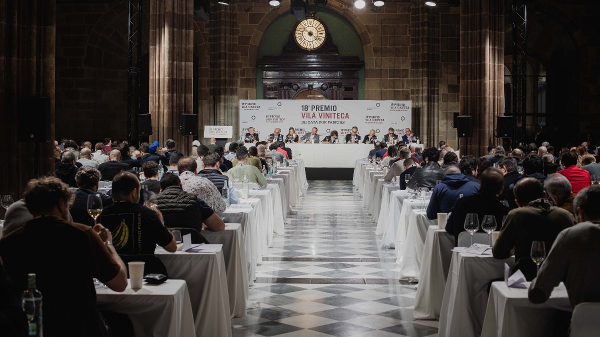 Imatges del 18º Concurso Vila Viniteca amb tots els participants tastant