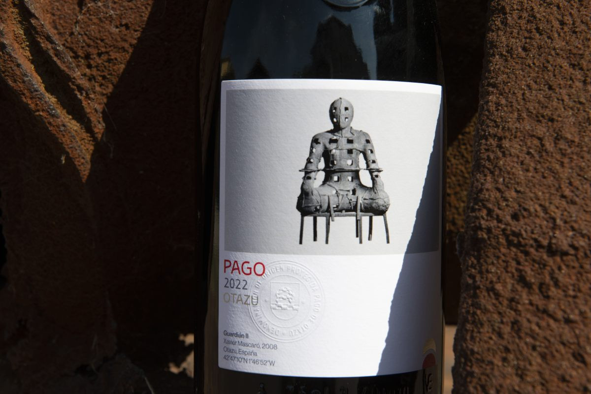 Pago de Otazu 2022, una de las referencias emblemáticas de la bodega, refleja su filosofía de unir vino, territorio y arte contemporáneo.