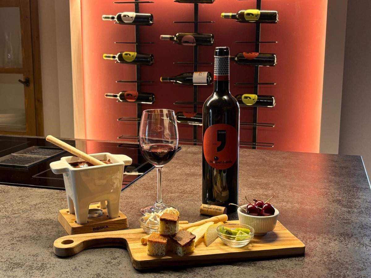 Fondue de xocolata negra amb fruits vermells i bescuit, servida amb Syrah Bouquet d’Alella 2023