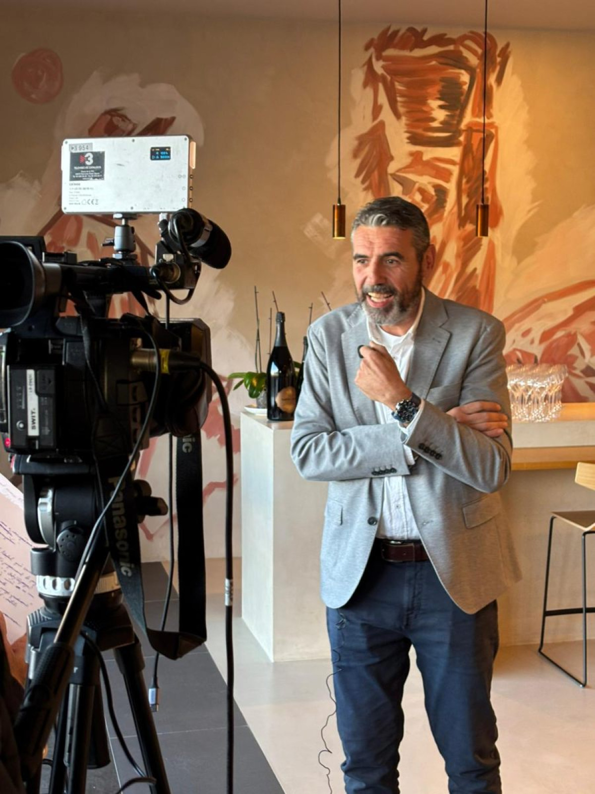 Adrià Rabadà, durant una entrevista sobre Castell d’Or.