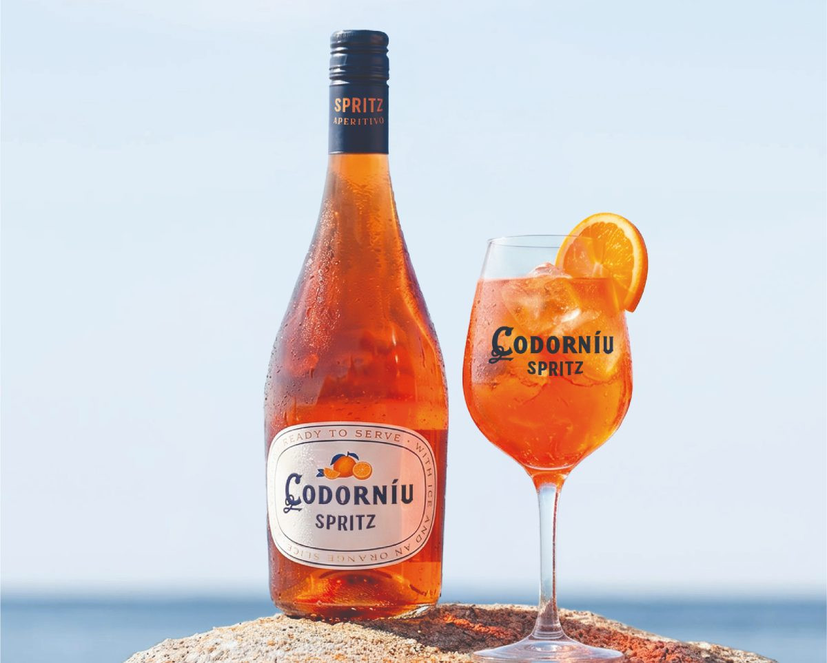 Codorníu Spritz, el nou aperitiu mediterrani llest per servir.