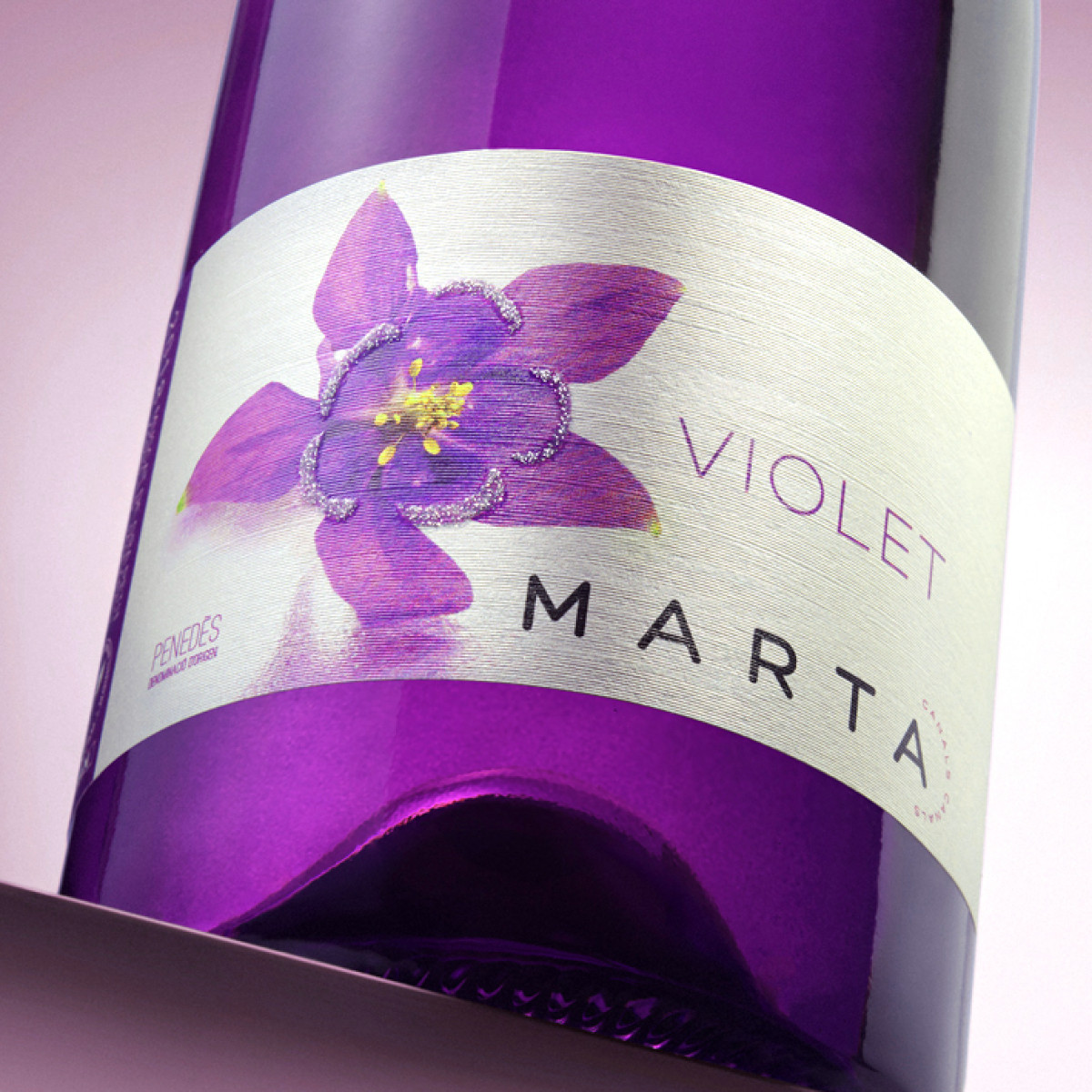 El Marta Violet està elaborat amb un cupatge de Moscat, Xarel·lo i Macabeu procedents d’agricultura ecològica.
